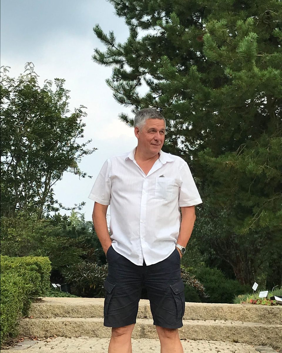Torsten Lestin, Inhaber von Computer & Business, in einem Garten stehend